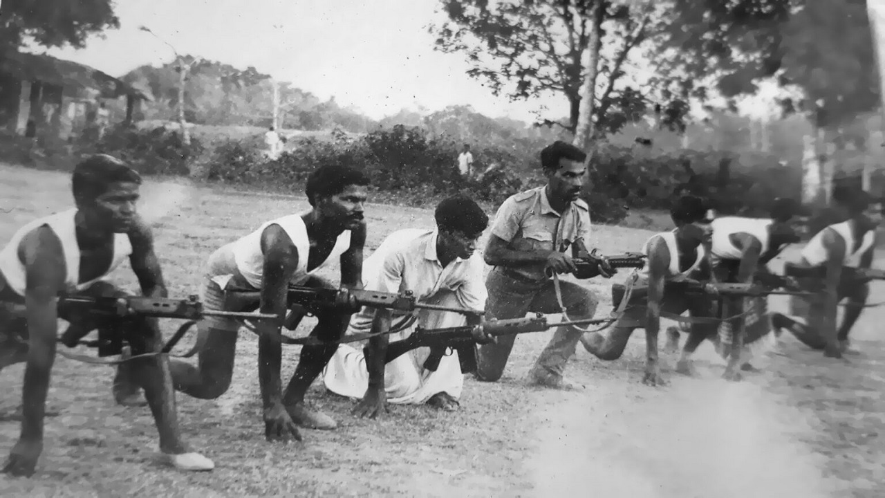 ভারতের পশ্চিমবঙ্গের নদীয়া জেলার শিকারপুর ট্রেনিং ক্যাম্পে মুক্তিযোদ্ধাদের অনুশীলন। ছবি: আবদুল হামিদ রায়হান
