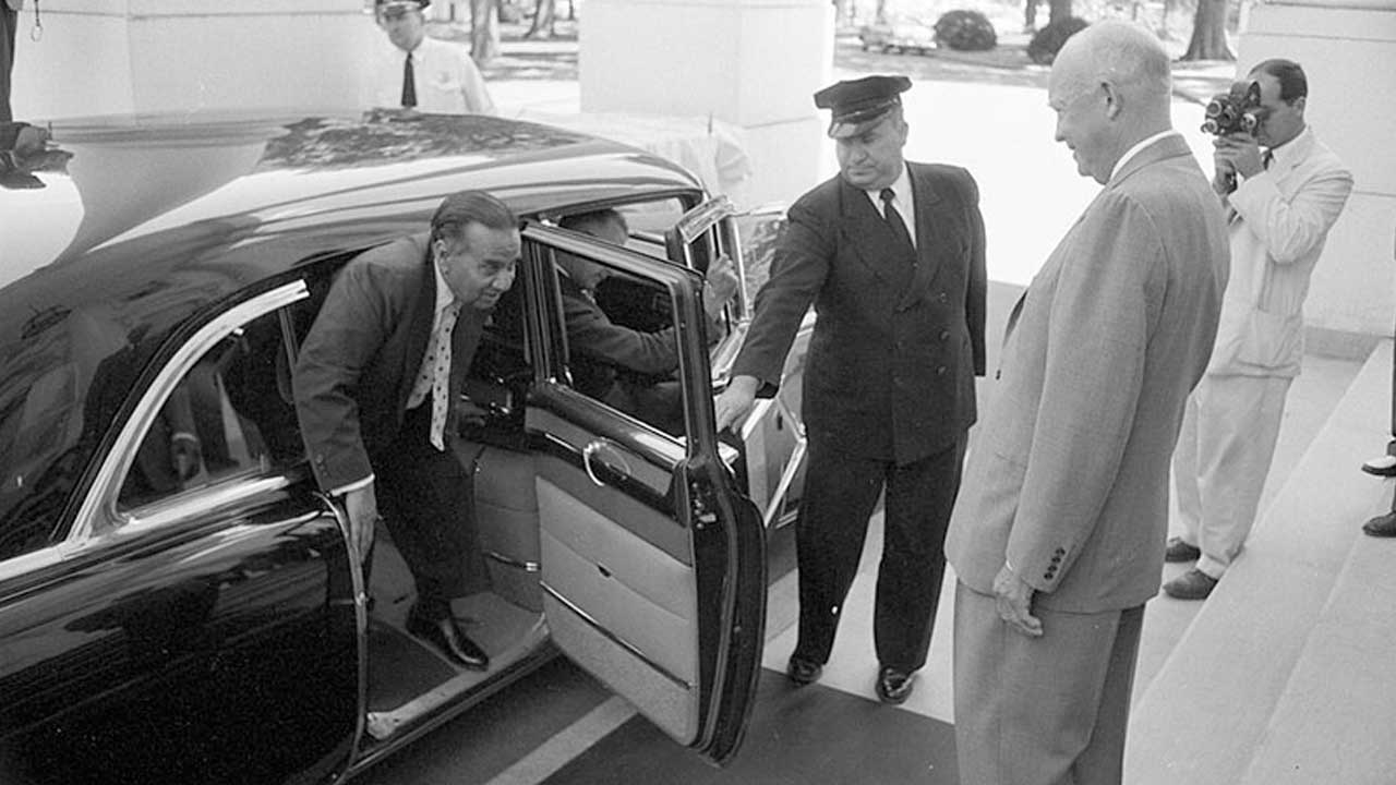 হোয়াইট হাউজে মার্কিন প্রেসিডেন্ট আইজেনহাওয়ার স্বাগত জানাচ্ছেন পাকিস্তানের প্রধানমন্ত্রী হোসেন সোহরাওয়ার্দীকে, ১৯৫৭ ছবি: থমাস জে হালোরান