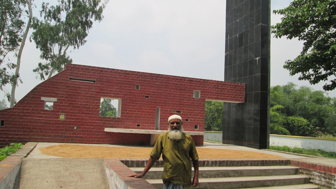 মুসল্লিরা জুমার নামাজ আদায় করছিলেন। নামাজের খুতবা চলাকালে পাকিস্তানি সেনারা রাজাকারদের সহায়তায় মসজিদগুলো ঘিরে ফেলে এবং ৪০ নিরস্ত্র মুসল্লিকে হত্যা করে | ছবি: ‍প্রিয়ভূমি