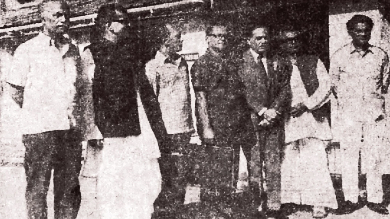 জাতিসংঘের সাধারণ পরিষদের অধিবেশনে নিজেদের বক্তব্য তুলে ধরতে বাংলাদেশ প্রতিনিধিদলের কয়েকজন সদস্য ২১ সেপ্টেম্বর (১৯৭১) মুজিবনগর থেকে কলকাতা ও দিল্লি হয়ে নিউইয়র্কের উদ্দেশে যাত্রা করেন। এদিন যাঁরা যাত্রা করেন, তাঁরা হলেন (ছবিতে বাঁ থেকে) সৈয়দ আবদুস সুলতান, ফণীভূষণ মজুমদার, আবুল ফতেহ, মফিজ চৌধুরী, খুররম খান পন্নী, আসহাব-উল হক ও ফকির সাহাবুদ্দীন। ছবি: আনন্দবাজার পত্রিকার (ভারত) সৌজন্যে