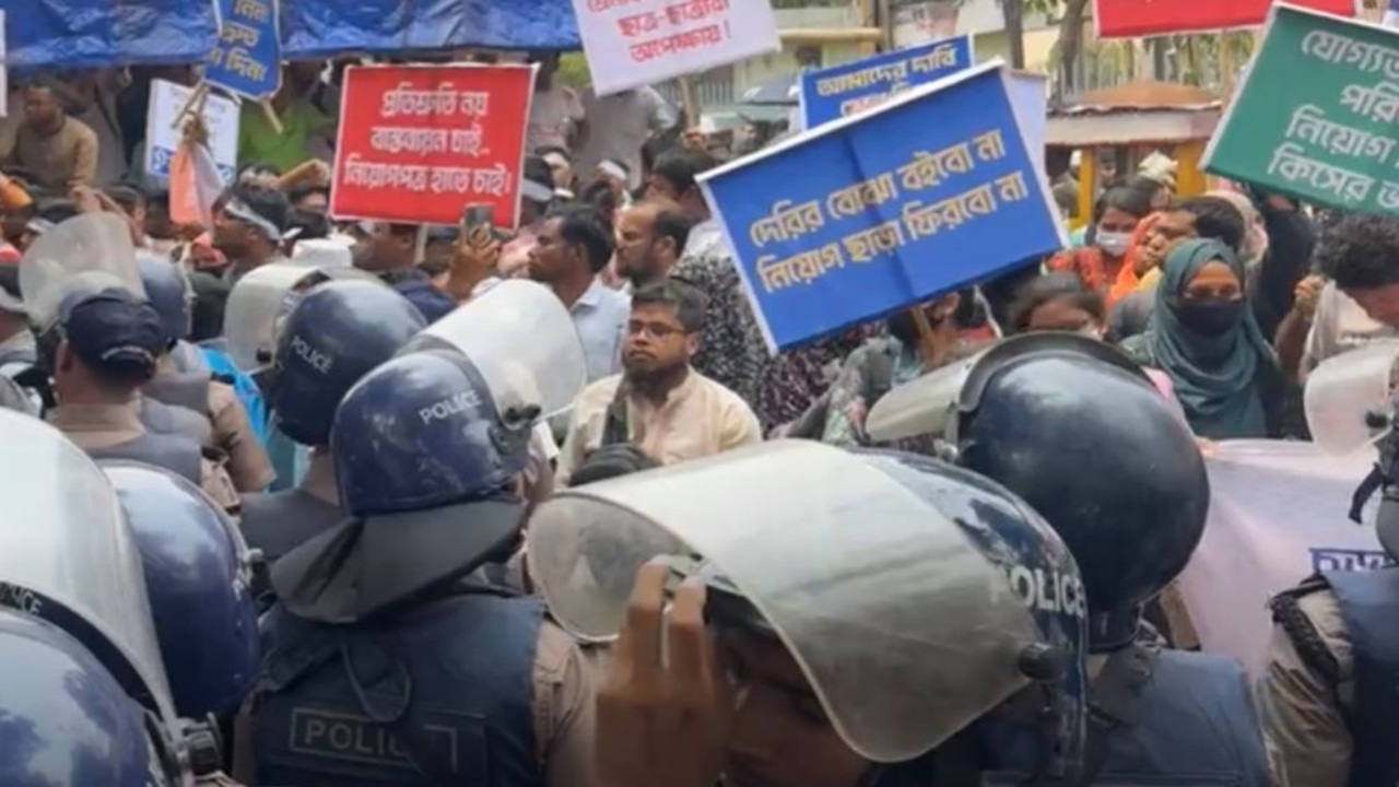 নিয়োগপত্রের দাবিতে শাহবাগে অবস্থান কর্মসূচি