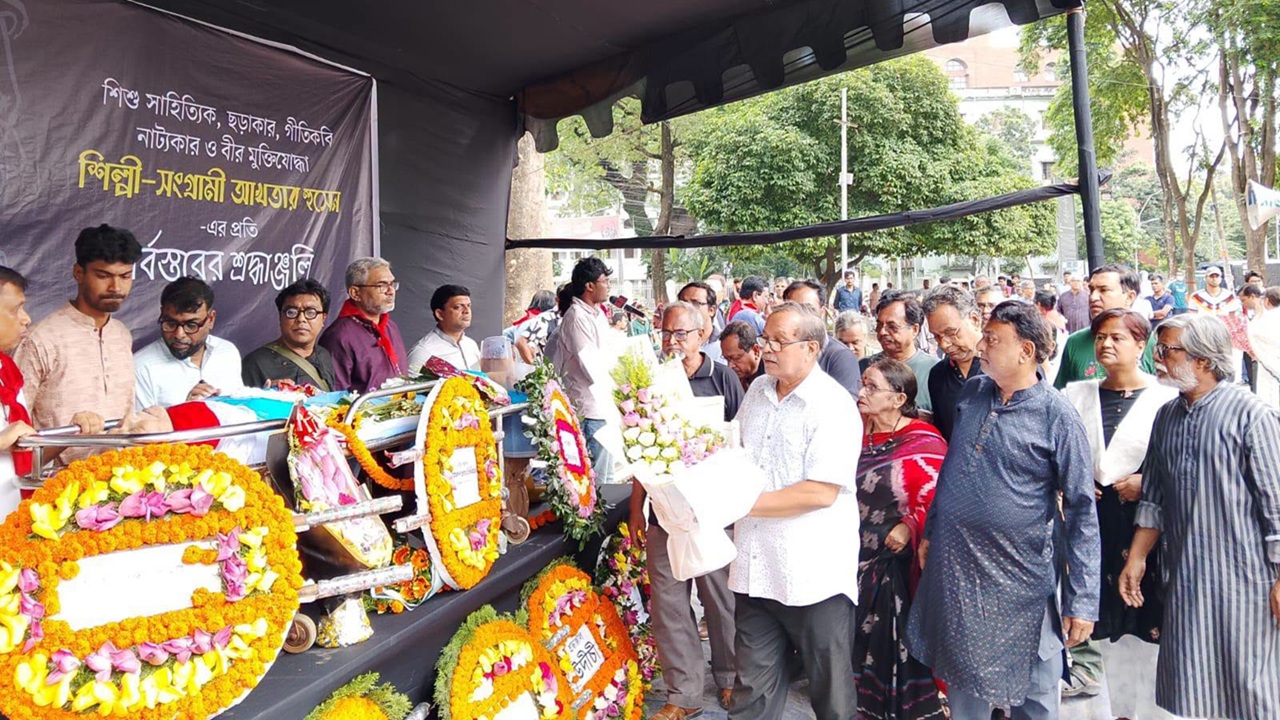 ফুলেল শ্রদ্ধায় শহীদ মিনারে আখতার হুসেনকে শেষবিদায়